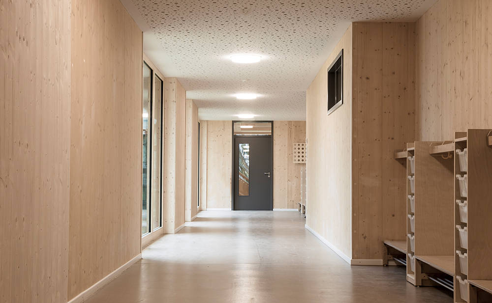 Außenperspektive Spielbereich einer Kinderkrippe in Weilach