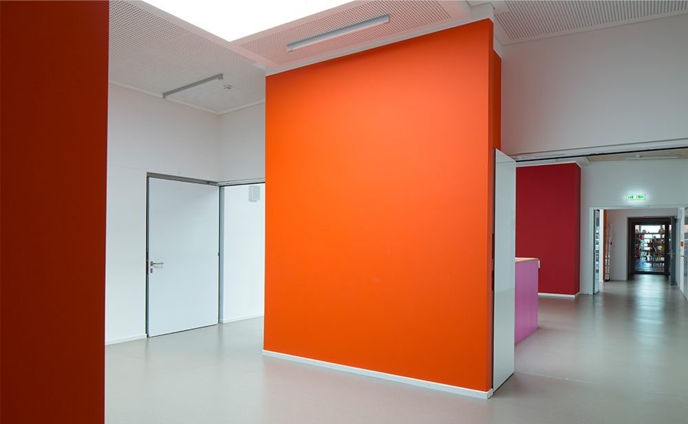 Innenperspektive Aula Montessorischule mit Turnhalle in Bad Tölz