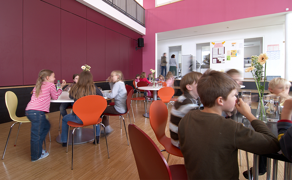 Innenperspektive Aula- und Essbereich Montessorischule in Dachau
